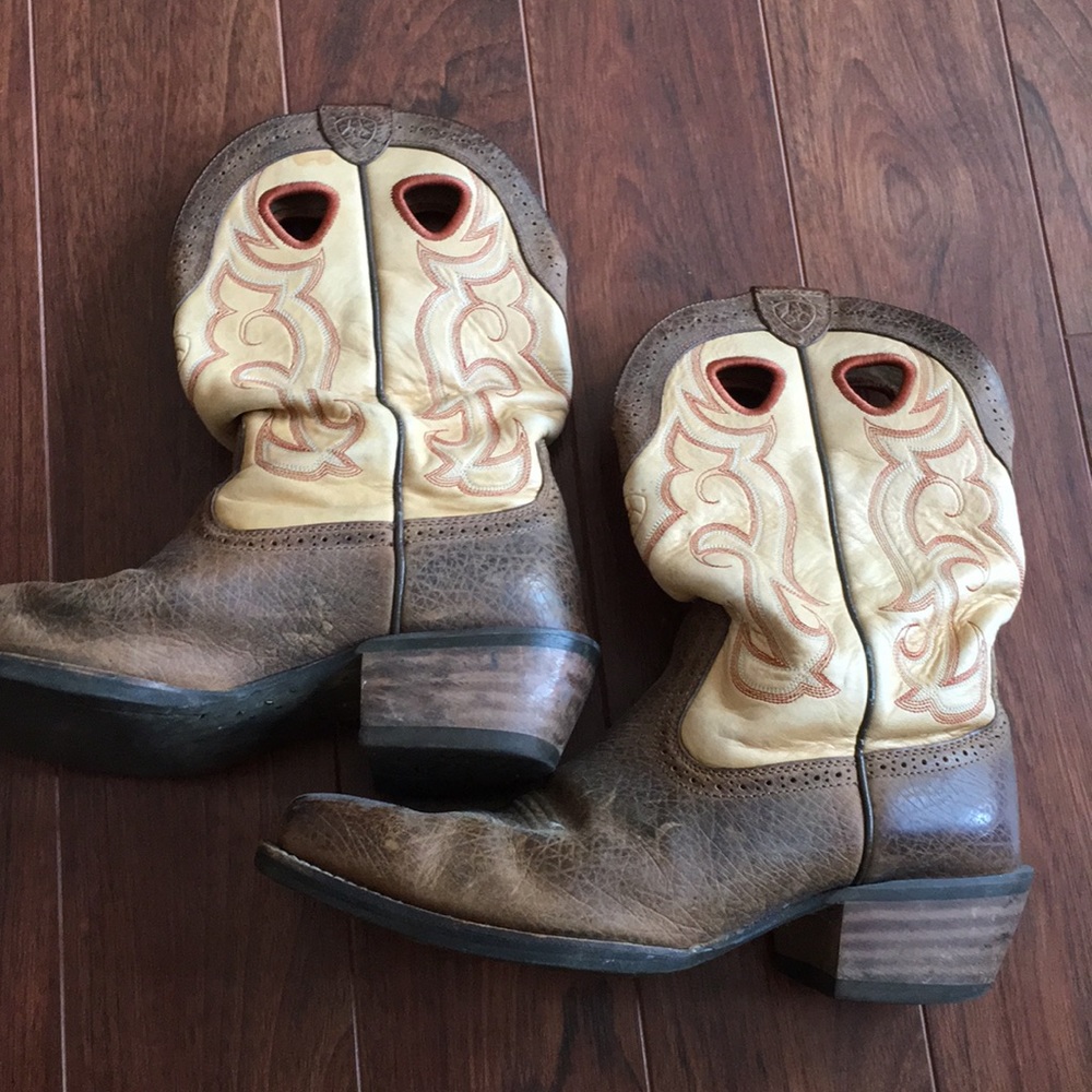 SOLD Men’s Ariat square-toe, leather, cowboy boots 10.5